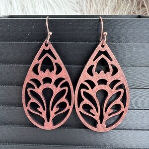 Pretty lightweight, brown wood carved bohemian chic pierced tangle earrings